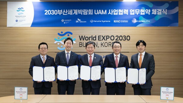 (왼쪽부터)어성철 한화시스템 사장, 윤형중 한국공항공사 사장, 윤상직 부산세계박람회 유치위원장, 유영상 SK텔레콤 사장, 이종호 티맵모빌리티 사장이 6일 광화문D타워에서 협약식을 마치고 기념 촬영을 하고 있다. / 사진=SK텔레콤