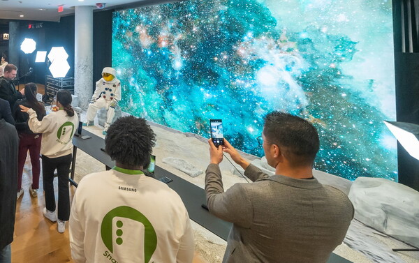 미국 샌프란시스코의 111 파웰 거리(Powell Street)에 위치한 '갤럭시 익스피리언스 스페이스'에서 현지 방문객들이 갤럭시 S23 시리즈를 체험하고 있다. / 사진=삼성전자
