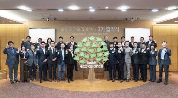 SK텔레콤을 포함한 기업·기관 대표자들이 8일 서울 종로구 소재 SK서린빌딩에서 열린 ‘해빗에코얼라이언스’ 3기 멤버사 협약식에서 기념사진을 찍고 있다. / 사진=SK텔레콤
