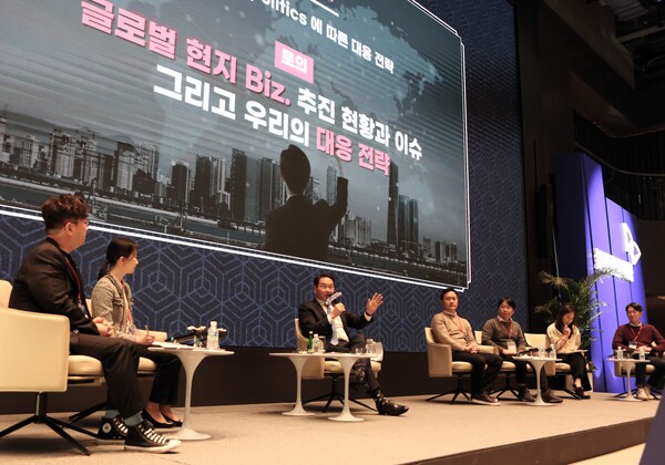 최태원 SK그룹 회장이 지난 3일 워커힐 호텔에서 열린 ‘2023 신임임원과의 대화’에 참석해 신임임원 패널과 토론을 하고 있다./SK