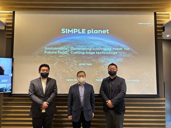 이상윤 풀무원기술원장(가운데)과 심플플래닛 한동오 총괄 운영 책임자(사진 왼쪽 첫번째), 심플플래닛 유기현 연구소장(사진 오른쪽 첫 번째)이 충북 오송 풀무원기술원에서 '세포 배양육 상용화 위한 전략적 투자계약'을 체결하고 기념 촬영을 하고 있다.