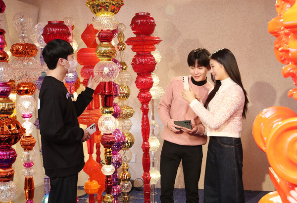 갤럭시 스튜디오 성수에서 방문객들이 '갤럭시 S23+'의 고성능 카메라로 최정화 작가의 작품 '세기의 선물'을 촬영하고 있다./삼성전자