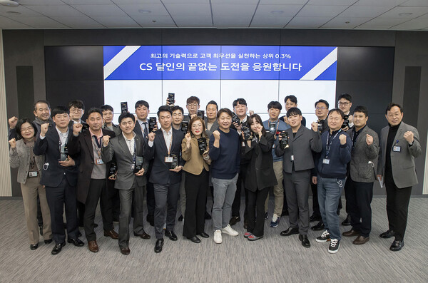 송봉섭 삼성전자서비스 대표이사 부사장(첫번째 줄 왼쪽에서 7번째)과 CS 달인 수상자들이 10일 서울 삼성전자서비스 본사에서 기념 촬영을 하고 있다. / 사진=삼성전자서비스