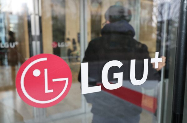 6일 서울 용산구 LG유플러스 본사 로비로 직원들이 출입하고 있다. 2023.2.6./연합