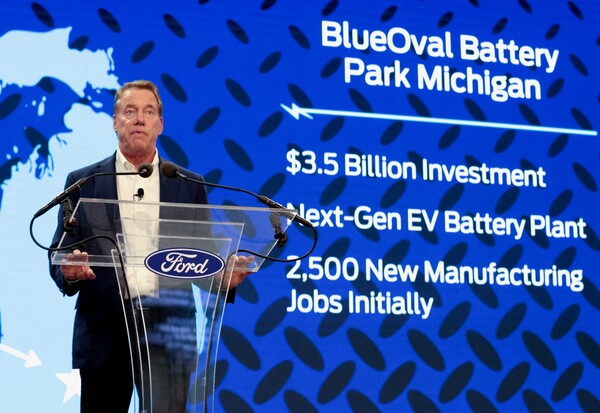 미국 포드모터스컴퍼니 최고경영자인 빌 포드가 13일(현지시간) 미시간주 로물러스에서 열린 기자회견에서 CATL과 합작해 현지에 전기차 배터리 공장을 건설할 계획이라고 밝히고 있다./로이터 연합