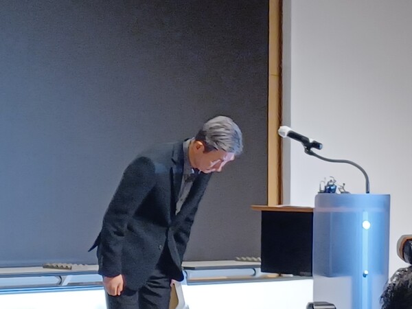 황현식 LG유플러스 대표가 16일 용산 사옥에서 열린 기자간담회에서 "정보유출과 인터넷 서비스 오류로 불편을 겪은 고객분들께 진심으로 사과드린다"며 고개를 숙이고 있다./사진=홍윤기 기자