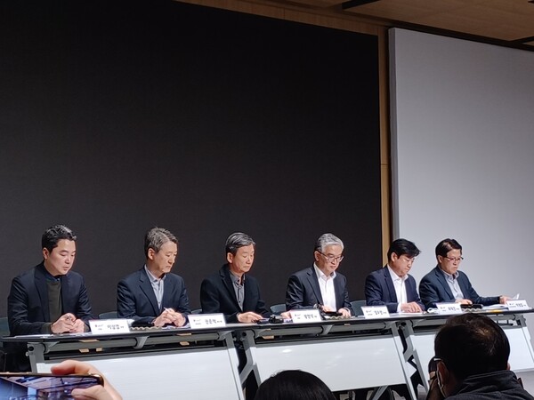 16일 서울 용산구 LG유플러스 본사에서 열린 기자간담회에서 LG유플러스 경영진이 기자들과 질의시간을 갖고 있다. 왼쪽부터 이상엽 CTO, 권준혁 부사장, 황현식 대표, 정수헌 부사장, 최택진 부사장, 박형일 부사장./홍윤기 기자