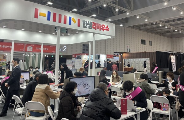 2022년 인테리어 박람회 내 한샘 부스에서 직원들이 리모델링 맞춤형 상담을 진행하고 있다./사진=한샘