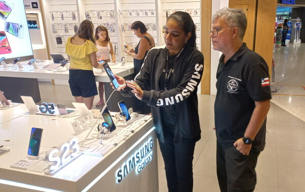 15일(현지시간) 브라질 상파울로에 위치한 삼성 익스피리언스 스토어에서 현지 소비들이 갤럭시 S23의 혁신기능을 체험하고 있다./삼성전자