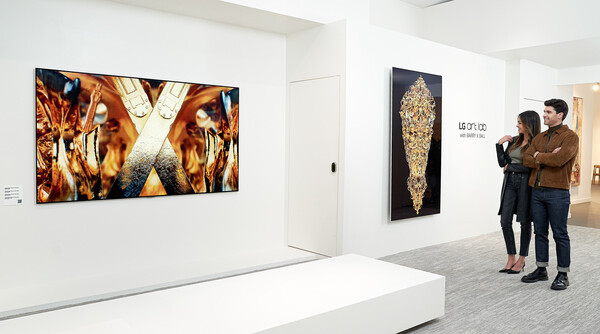 16일(현지시간)부터 미국 로스엔젤러스에서 열리는 '프리즈 LA'를 찾은 관람객들이 2023년형 LG 올레드 에보의 압도적 화질을 통해 NFT 예술 작품을 감상하고 있다./LG전자