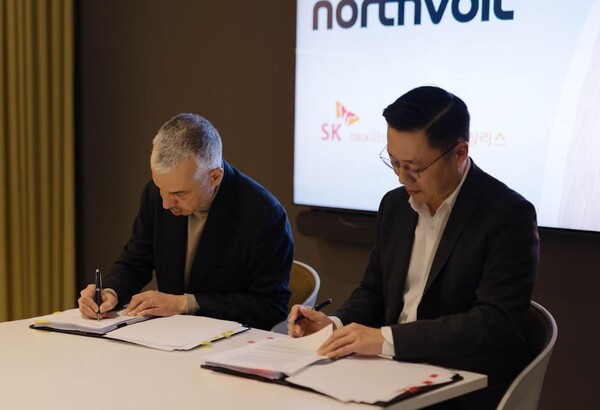 SK넥실리스가 스웨덴 노스볼트와 이차전지용 동박 중장기 공급계약을 체결했다. 17일(현지시간) 스웨덴 스톡홀름 노스볼트 본사에 김정규 SK넥실리스마케팅본부장(오른쪽)과 파올로 세루티 노스볼트 최고운영책임자가 계약서에 서명을 하고 있다./SK넥실리스