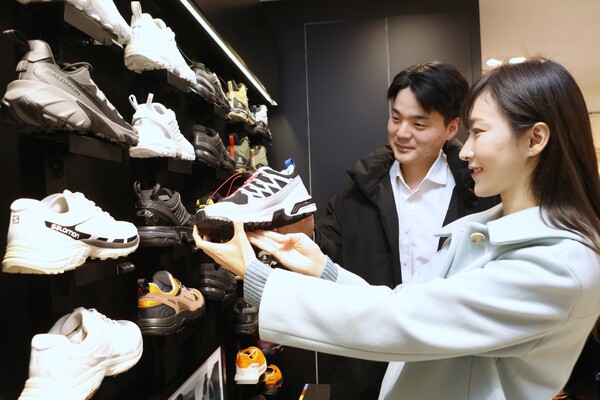 롯데백화점 본점내 살로몬 매장에서 고객들이 러닝 슈즈를 구경하고 있다./사진=롯데백화점