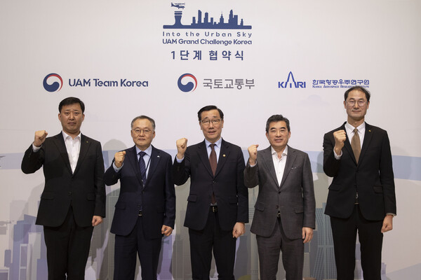 현대건설은 22일 그랜드하얏트 서울에서 국토교통부 주최로 열린 ‘한국형 도심항공교통(K-UAM) 그랜드챌린지 1단계 실증사업 협약식’에서 도심항공교통(UAM) 통합 운용성 실증수행을 위한 협약을 체결했다. 사진 왼쪽부터 박영준 현대건설 기술연구원 상무, 이상률 한국항공우주연구원장, 어명소 국토교통부 2차관, 신재원 현대차 AAM본부 사장, 박종욱 KT 경영기획부문 사장. /현대건설