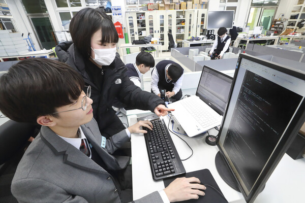 서울 강남구 서울로봇고에서 재학생들이 AI 교육을 받고 있는 모습./KT