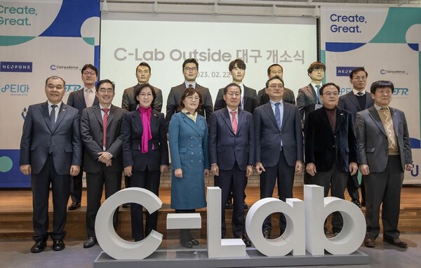 삼성전자가 22일 대구시 북구 삼성창조캠퍼스에 'C랩 아웃사이드 대구' 캠퍼스를 개소했다. 이날 개소식에는 대구시 홍준표 시장(사진 앞줄 왼쪽에서 다섯번째), 국민의힘 이인선 의원(세번째), 양금희 의원(네번째)./사진=삼성전자삼성글로벌리서치 김완표 사장(사진 앞줄 왼쪽에서 여섯번째), 대구 스타트업 5개사의 대표 등이 참석했다.