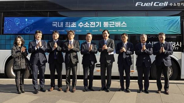 22일 인천시 연수구 송도컨벤시아에서 열린 '2023 인천 액화수소 포럼'에 앞서 참석자들이 국내 최초 수소전기 통근버스 앞에서 기념 촬영을 하고 있다./사진=SK E&S