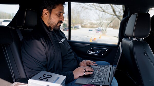 삼성전자 직원이 초도망 개통을 위한 망 테스트를 진행하고 있다./삼성전자