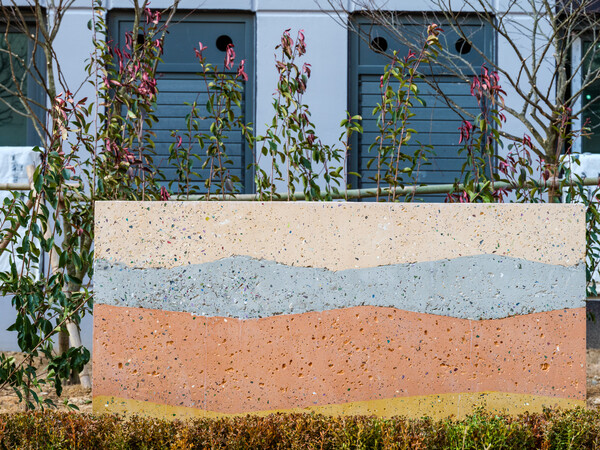 현대건설은 ‘힐스테이트 포항’의 조경 가벽 '에이치 웨이브 월(H Wave Wall)이 ‘아시아 디자인 프라이즈 2023’에서 ‘위너(Winner)’를 수상했다고 23일 밝혔다. 사진은 '에이치 웨이브 월'의 모습. /현대건설