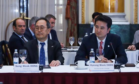 추형욱 SK E&S 대표이사 사장(오른쪽)와 홍성욱 주 크로아티아 대사가 16일 크로아티아 현지에서 ‘한-크로아티아 비즈니스라운드테이블’에 참석해 크로아티아 경제계의 2030부산엑스포 지지를 요청했다./사진=SK E&S