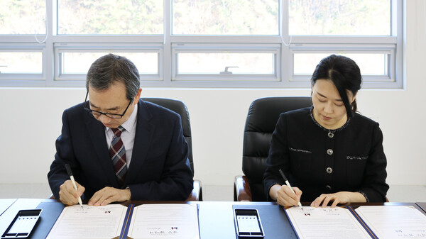 23일 국립부산과학관에서 열린 동남권역 청소년 미래 AI인재양성을 위한 업무협약식에서 진영심 KT 그룹인재개발실장 상무(오른쪽)와 김영환 국립부산과학관장이 협약서에 서명하고 있다./KT