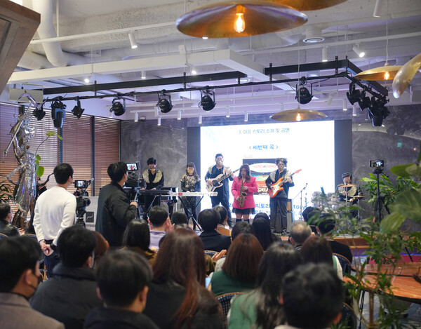 23일 바디프랜드 서울 강남구 도곡타워에서 열린 '이음 콘서트'에서 발달장애인으로 구성된 '토닥토닥 앙상블' 밴드 소속 연주자들이 공연을 진행하고 있다./사진=바디프랜드