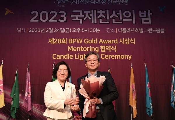  LG전자가 여성지위 향상과 고용창출에 기여한 노력을 인정받아 전문직여성 한국연맹으로부터 제28회 BPW 골드 어워드를 수상했다. LG전자 CSO 이삼수 부사장(사진 오른쪽)이 24일 서울 중구 더플라자호텔에서 열린 시상식에 참석해 기념촬영을 하고 있다. /LG전자