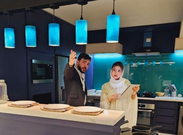 이라크 바그다드에 위치한 '스마트싱스 홈'의 스마트 키친존에서 스마트싱스를 통해 조명의 전원을 켜거나 끄고, 밝기 조정을 체험하고 있다. /삼성전자