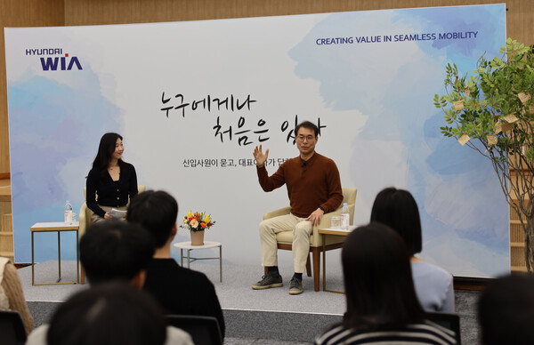 현대위아 정재욱 사장(오른쪽)이 지난 24일 경상남도 창원시 현대위아 이룸재에서 신입사원들의 질문에 답하고 있다./사진=현대위아