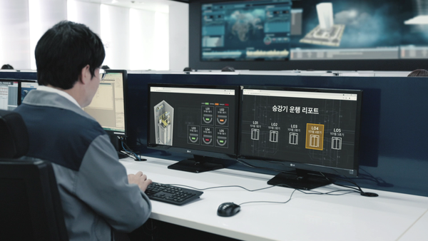 현대엘리베이터 유지관리자가 원격으로 엘리베이터 상태를 모니터링하고 있다./사진=현대엘리베이터