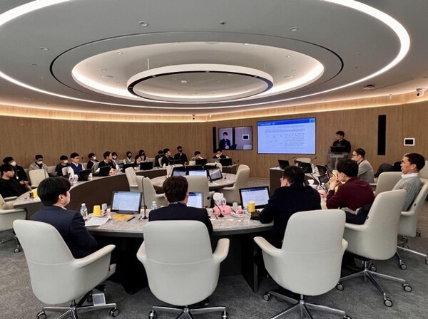 카카오모빌리티·특허청 간 기술교류간담회에서 특허청 자율주행심사팀의 박장환 심사관이 카카오모빌리티에서 모빌리티 서비스의 특허출원 동향 및 기술 트렌드를 설명하고 있다./사진=카카오빌리티