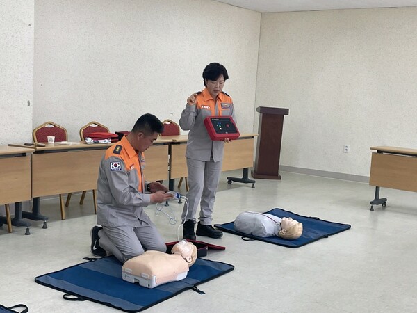 부영그룹 제주부영청소년수련원이 24일 서귀포소방서 중문 119센터와 함께 직원들을 대상으로 심폐소생술 및 응급처치 교육을 실시했다. 사진은 심폐소생술(CPR) 교육 모습. /부영그룹