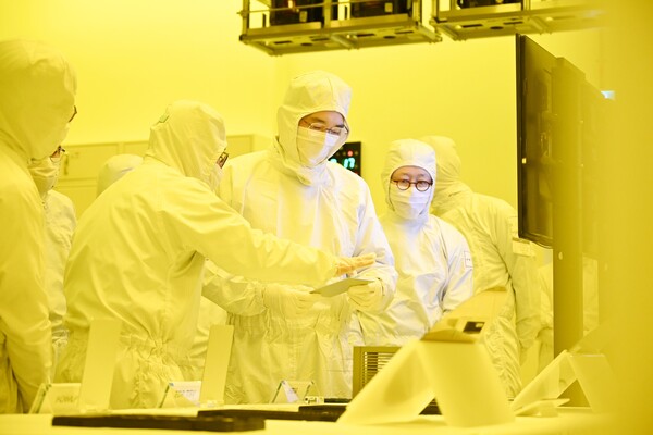 이재용 삼성전자 회장(왼쪽부터 세번째)가 천안 반도체 사업장을 둘러보고 있다./사진=삼성전자