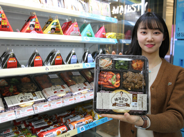 GS25 모델이 1일 김혜자 도시락 2탄으로 출시된 '혜자로운집밥 오징어불고기'를 들고 포즈를 취하고 있다./GS25