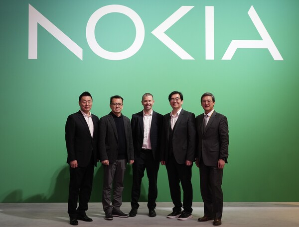 LG유플러스가 글로벌 통신장비 제조사인 노키아와 오픈랜 장비 성능을 검증할 수 있는 ‘테스트베드’를 공동 구축한다고 1일 밝혔다. 현지시간 지난 28일 스페인 바르셀로나에서 진행된 회의에 참석한 왼쪽부터 노키아코리아 안태호 지사장, LG유플러스 김대희 NW인프라기술그룹장, 노키아 마크 애킨슨 무선장비개발총괄, LG유플러스 이상헌 NW선행개발담당, 노키아 원재준 APJ모바일사업총괄./LG유플러스
