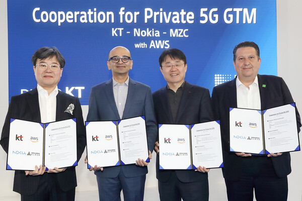 MWC2023에서 열린 프라이빗 5G 사업 개발을 위한 협력식에서 (왼쪽부터)조성훈 메가존클라우드 통신비즈니스플랫폼 부문장, 이시왈 파루커 AWS 최고기술자, 민혜병 KT Enterprise서비스DX본부장 상무, 도니 안센 노키아 부사장이 기념 촬영을 하고 있다./KT