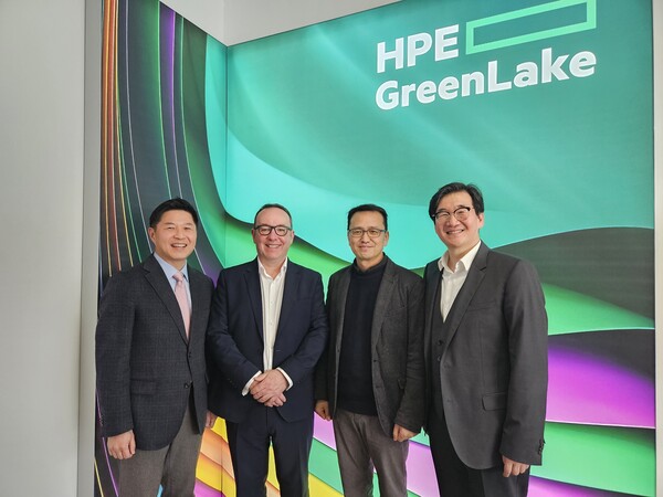 2일 스페인 바르셀로나 MWC2023 현장에서 (오른쪽부터) LG유플러스 이상헌 NW선행개발담당, 김대희 NW인프라기술그룹장, HPE 톰 크레이그 통신기술그룹사업부총괄사장, 한국HPE 김태호 통신사업본부장이 기념촬영을 하고 있다./사진=LG유플러스