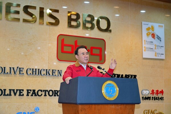 윤홍근 제너시스BBQ 그룹 회장이 28일 치킨대학에서 신입사원 교육에서 인사말을 전달하고 있다. / 사진=BBQ