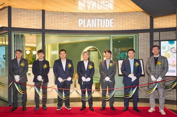 지난 3일 아이파크몰 용산점 7층에 위치한 플랜튜드 2호점 오픈식 행사에서 HDC 아이파크몰 김대수 대표(왼쪽 세번째), 풀무원푸드앤컬처 이우봉 대표(네번째) 등 양사 관계자와 테이프 커팅식을 진행하고 있다./풀무원