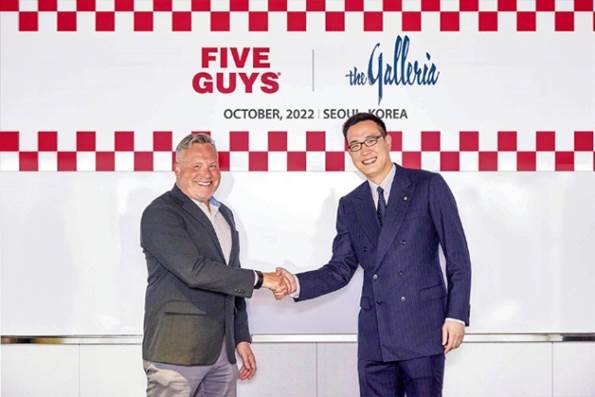 김동선 한화갤러리아 전략본부장(오른쪽)과 윌리엄 피처 파이브가이즈 인터내셔널 총괄 부사장이 지난해 10월 서울 더플라자에서 파이브가이즈 국내 사업 추진을 위한 약정 체결 후 기념촬영을 하고 있다./사진=한화갤러리아