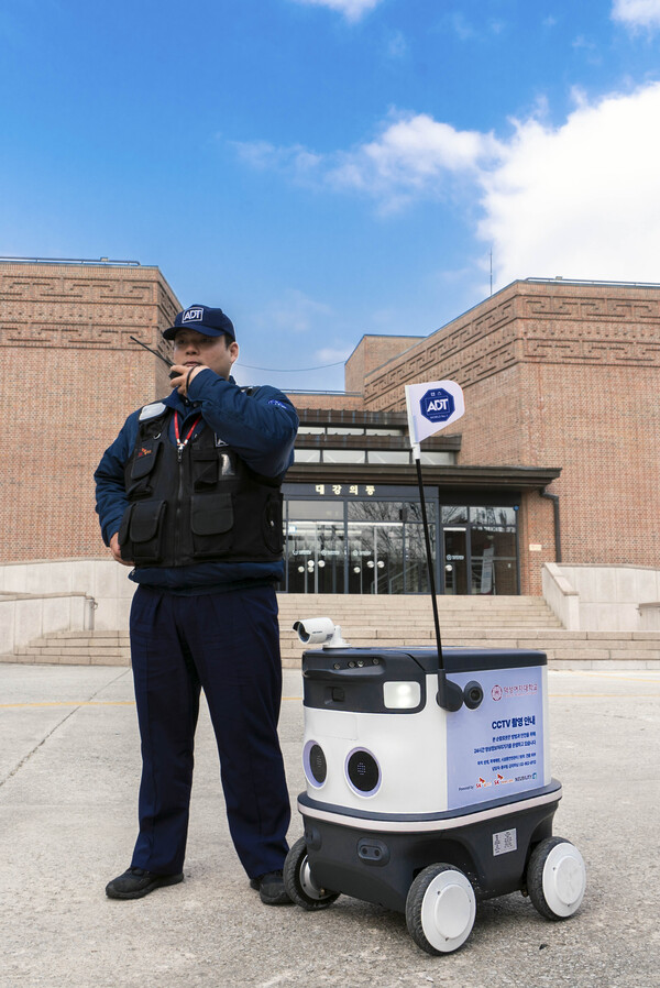 덕성여대에서 진행된 '자율주행 AI순찰로봇' 시범 테스트 모습./SK쉴더스
