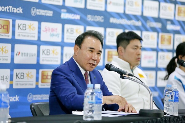 윤홍근 ISU 세계 쇼트트랙 선수권대회 조직위원장이 7일 서울 목동 아이스링크 프레스센터에서 진행된 'KB금융 ISU 세계 쇼트트랙 선수권 대회 2023' 대한민국 국가대표 선수단 미디어 데이 행사에서 기자들 질문에 답변하고 있다. / 사진=BBQ