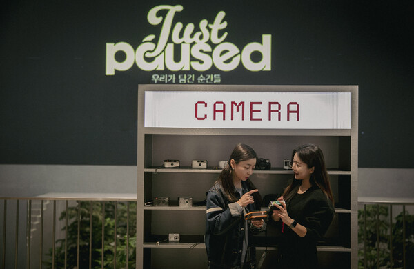 T팩토리에서 ‘Just paused, 우리가 남긴 순간들’ 전시를 체험하고 있는 SKT 홍보모델./SKT