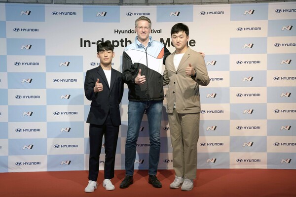 '한국인 주니어 드라이버 프로그램'에 최종 선발된 쏠라이트 인디고 레이싱 박준의(왼쪽) 선수와 쏠라이트 인디고 레이싱 박준성(오른쪽) 선수가 현대자동차 N브랜드&모터스포츠사업부장 틸 바텐베르크 상무와 기념 촬영을 하고 있다./사진=현대자동차