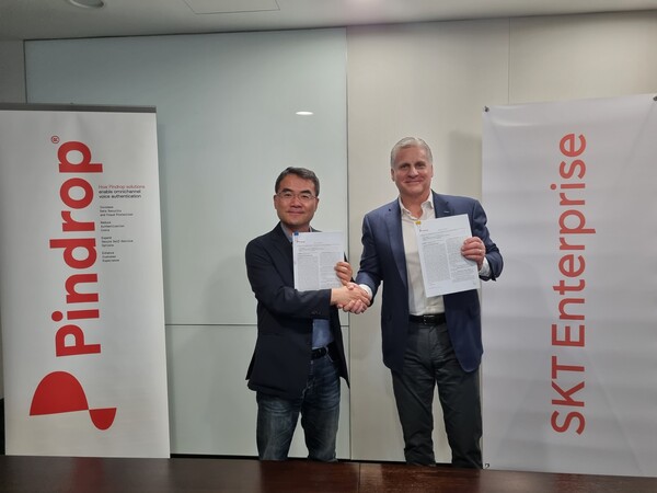SKT와 미국 핀드롭 간 AI 컨택센터 음성인증 AI서비스 출시를 위한 업무협약식에서 이규식 SKT Enterprise AI사업담당(왼쪽), 마이클 휴즈핀드롭 부사장이 기념촬영하고 있다./SKT