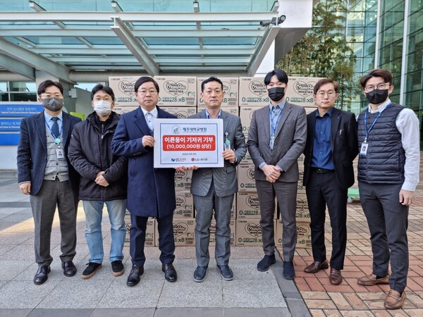 엘지유니참은 월드프렌즈를 통해 14일 제주대학교병원에 1000만원 상당의 특수기저귀를 전달했다./사진=엘지유니참