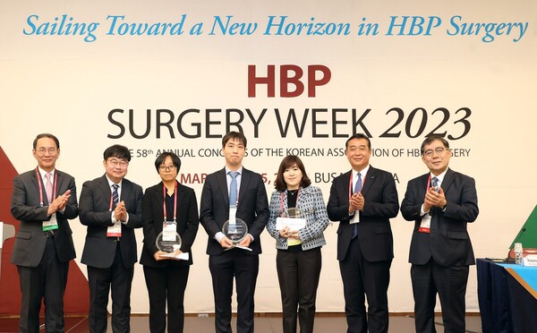 24일 열린 부산 벡스코에서 열린 ‘2023 두산연강 간담췌외과학술상’ 시상식에서 (왼쪽부터)최동욱 한국간담췌외과학회 전 회장, 박상재 이사장, 강미주 국립암센터 연구원, 홍성연 아주대학교병원 조교수, 이승은 중앙대학교병원 교수, 이원재 두산연강재단 대표이사, 황윤진 한국간담췌외과학회 회장이 기념사진을 촬영하고 있다./두산