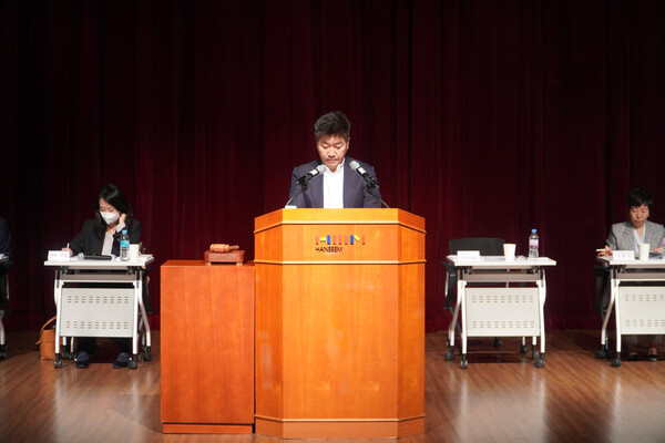 김진태 한샘 대표이사가 24일 서울 마포구 상암동 사옥에서 열린 제50기 정기주주총회에서 인사말을 하고 있다./사진=한샘