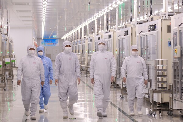 24일 삼성전기 중국 텐진공장을 찾은 이재용 삼성전자 회장./삼성전자