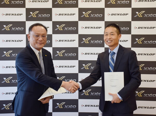 KT알파 조성수 전무(왼쪽)가 젝시오 타쿠야 이나베츠(Takuya Inabetsu) 라이선스 사업 총괄 부장과 라이선스 계약 체결 후 기념사진을 촬영하고 있다. /KT알파