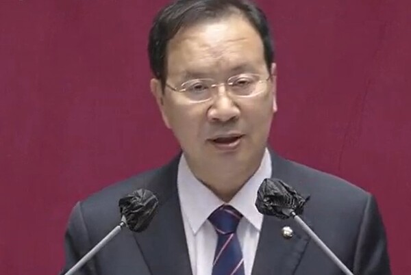 하영제 의원이 30일 국회 본회의에서 자신에 대한 체포동의안 표결 전 신상발언을 하고 있다.